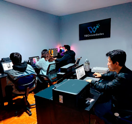 Equipo de TECnovedades trabajando en su oficina